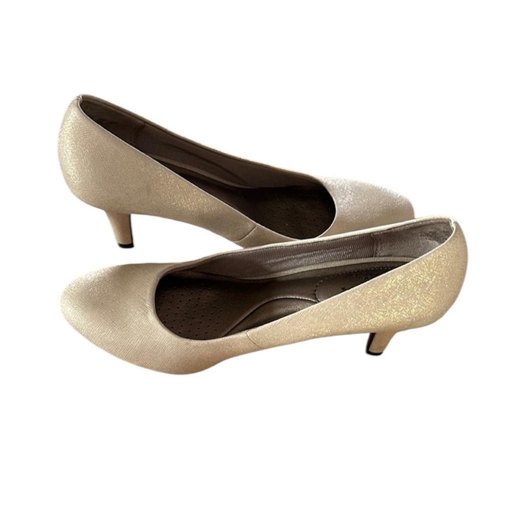 Life Stride Parigi Pump Shoe size 8.5.W 
New Never Worn as 2 1/2” heel!